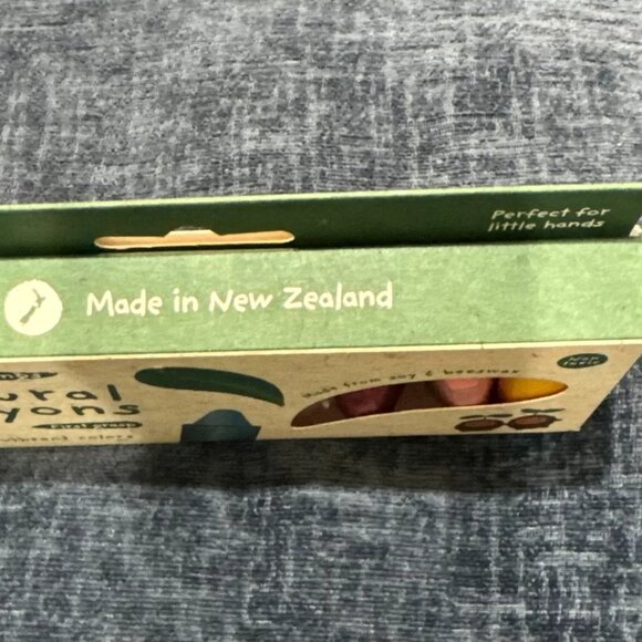 Sproutlings Natural Soy & Beeswax Crayons 8 Piece Count, Vibrant, First Grasp - Picture 4 of 6